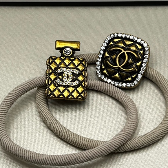 Hair Ties Beauty Chanel Or Wristband & Small Shopping Bag CC Rhinestones NWOT - Picture 1 of 17